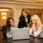 Marketing de Presença: Como Garotas de Programa Estão Construindo Marcas Pessoais de Luxo